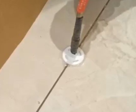 巴里坤哈萨克瓷砖空鼓维修公司专业解答瓷砖在铺贴过程中，如果没有涂抹均匀到位的粘结材料（如水泥砂浆或瓷砖胶），可能会导致以下问题