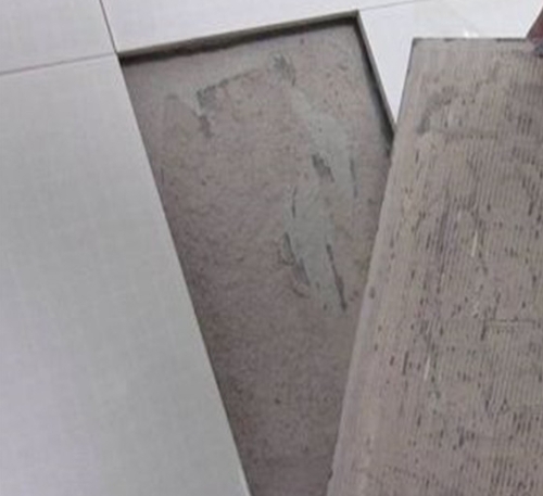 巴里坤哈萨克瓷砖空鼓维修公司分享瓷砖铺贴时如果打浆（即涂抹在瓷砖背面和基层上的砂浆或瓷砖胶）过少，会带来以下问题